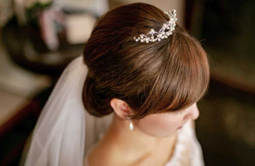 ロングの花嫁はドレスか和装で髪型選び！人気スタイルと髪飾りを紹介5