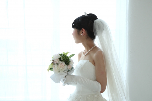 花嫁の憧れ“ウェディングベール”の意味・種類・デザイン・付け方・位置をまるっと解説19