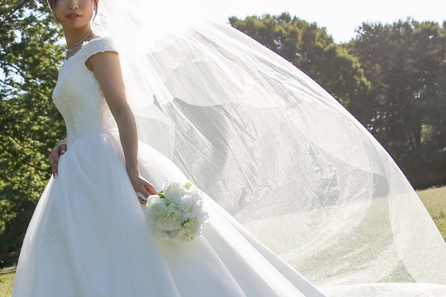 花嫁の憧れ“ウェディングベール”の意味・種類・デザイン・付け方・位置をまるっと解説9