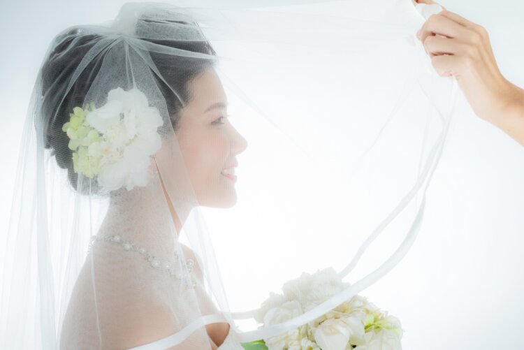 花嫁の憧れ“ウェディングベール”の意味・種類・デザイン・付け方・位置をまるっと解説1