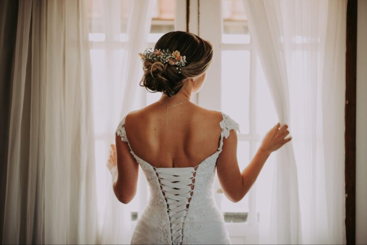 花嫁の憧れ“ウェディングベール”の意味・種類・デザイン・付け方・位置をまるっと解説23