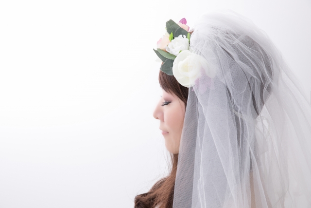 花嫁の憧れ“ウェディングベール”の意味・種類・デザイン・付け方・位置をまるっと解説26