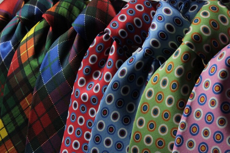 転職写真のネクタイは何色が良い？色・柄・結び方・注意点を解説します！2