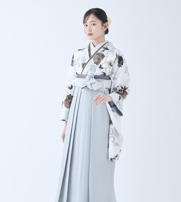 白の卒業袴はゴールドの目元×赤リップで!写真メイクのポイントも紹介4-1
