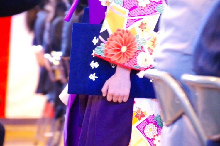 小中学校の卒業写真は袴で可愛く撮ろう！袴のレンタル方法やおすすめの撮影時期を解説3