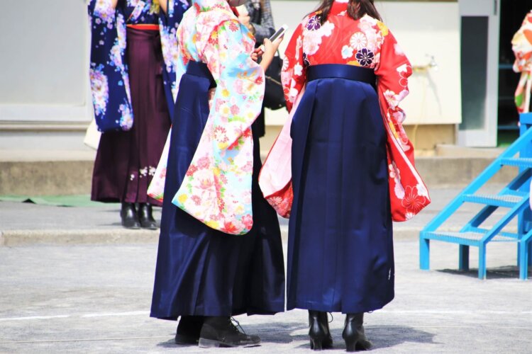 小中学校の卒業写真は袴で可愛く撮ろう！袴のレンタル方法やおすすめの撮影時期を解説5