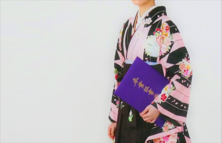 小中学校の卒業写真は袴で可愛く撮ろう！袴のレンタル方法やおすすめの撮影時期を解説6