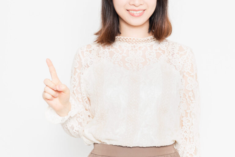 婚活写真にぴったりなブラウスの選び方やコーディネート例を紹介!