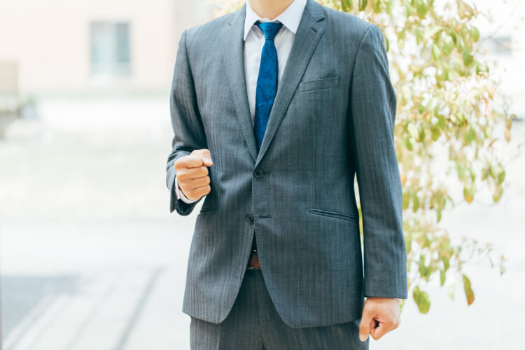 20代男性の服装|選び方や好印象を与えるおすすめアイテムを紹介アイキャッチ