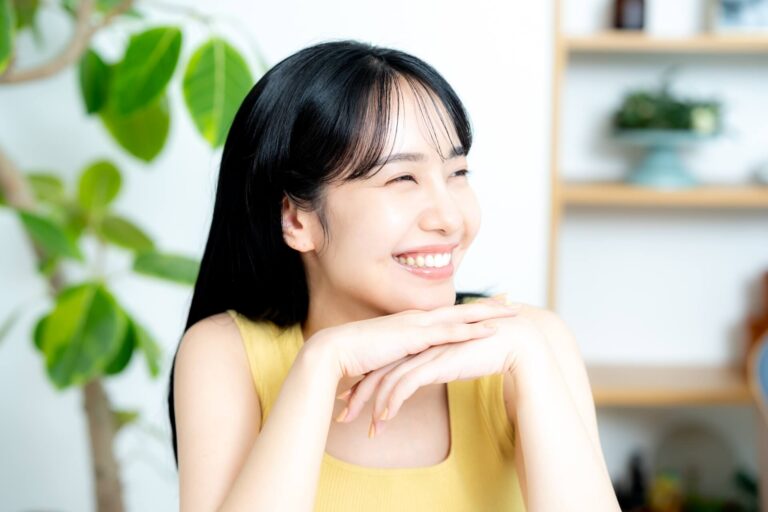 女性の婚活写真はノースリーブがおすすめ!おすすめの色や柄を紹介