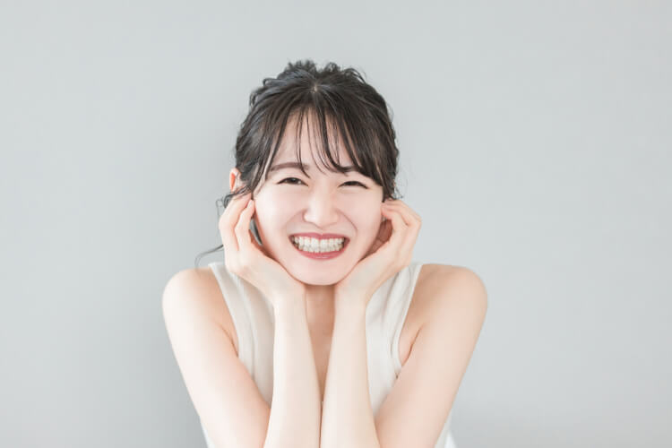30代女性|成婚率を上げる婚活写真の撮り方は?服装やポーズを紹介アイキャッチ