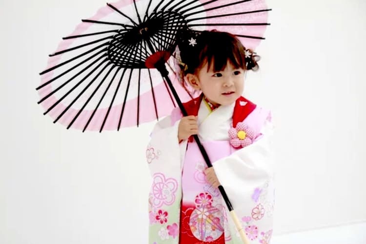 3歳女の子ママ必見!七五三写真におすすめの服装・ポーズ・撮影方法3
