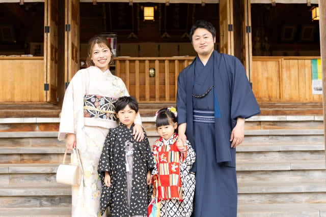 七五三写真を家族で撮る際は「服装」と「並び」に注意!おすすめのポーズや撮影方法3