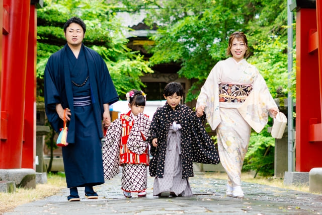 七五三写真を家族で撮る際は「服装」と「並び」に注意!おすすめのポーズや撮影方法4