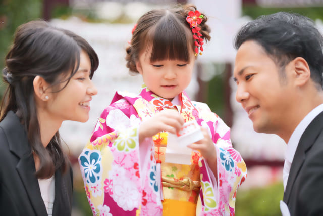 七五三写真を家族で撮る際は「服装」と「並び」に注意!おすすめのポーズや撮影方法1