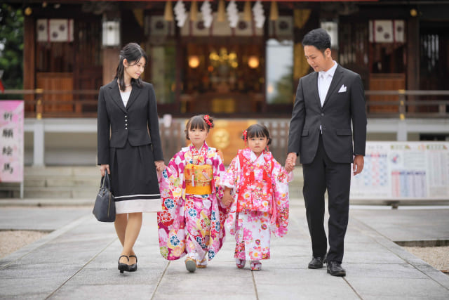 七五三写真を家族で撮る際は「服装」と「並び」に注意!おすすめのポーズや撮影方法2