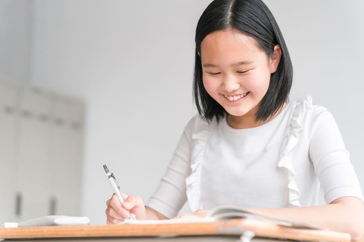 スマホで撮れる?中学受験写真をスマホ撮影する際の注意点やおすすめアプリ4