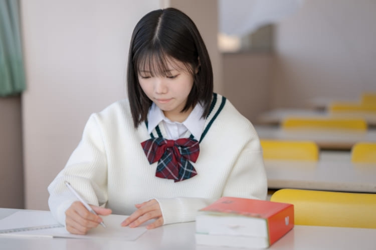 大学受験写真で「ピアス」が与える印象は？自然な隠し方も紹介3