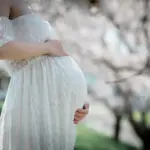 マタニティフォトはスカートで女性らしく撮る！おすすめデザインや組み合わせ6