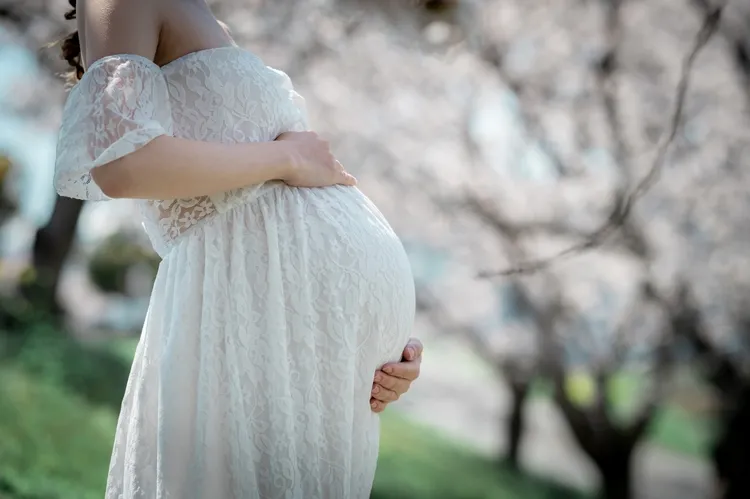 マタニティフォトはスカートで女性らしく撮る！おすすめデザインや組み合わせ6