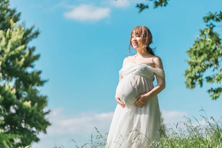 マタニティフォトはドレスで撮影がおすすめ！おすすめドレス紹介15