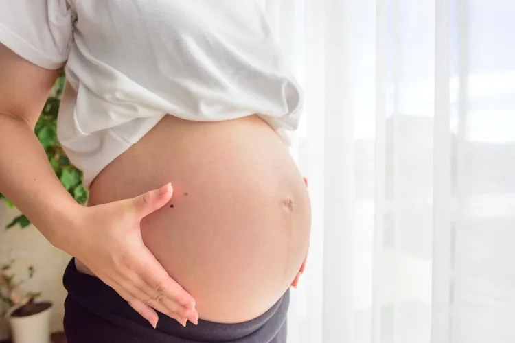 マタニティフォトはTシャツで撮ってもいい？選び方やコーデを紹介！6