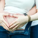 カジュアルなマタニティフォトにはデニムがおすすめ！組み合わせ例も紹介9