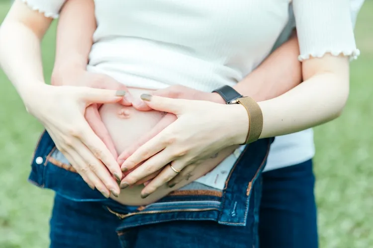 カジュアルなマタニティフォトにはデニムがおすすめ！組み合わせ例も紹介9