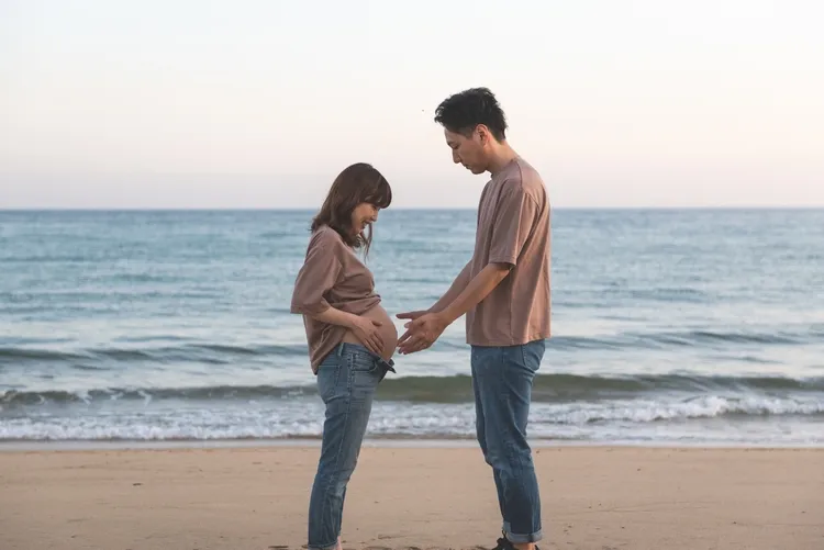 マタニティフォトはTシャツで撮ってもいい？選び方やコーデを紹介！3