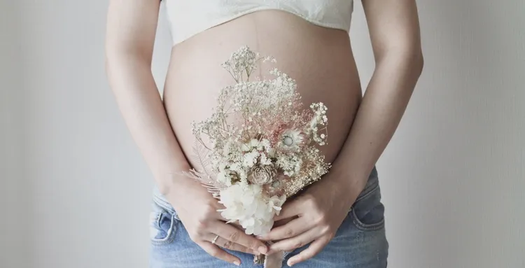 カジュアルなマタニティフォトにはデニムがおすすめ！組み合わせ例も紹介6