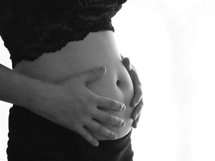 マタニティフォトはスカートで女性らしく撮る！おすすめデザインや組み合わせ4