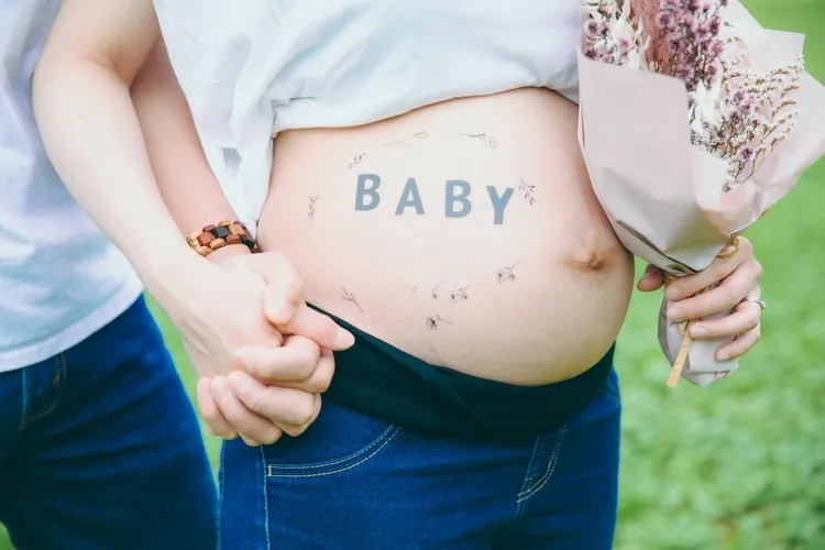 マタニティフォトはTシャツで撮ってもいい？選び方やコーデを紹介！4