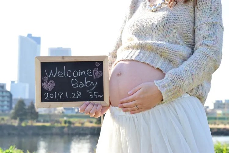 マタニティフォトはスカートで女性らしく撮る！おすすめデザインや組み合わせ1