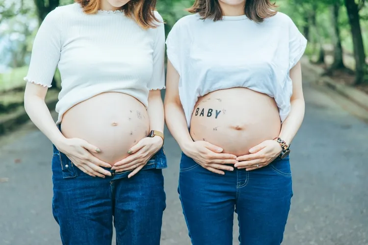 マタニティフォトはTシャツで撮ってもいい？選び方やコーデを紹介！1