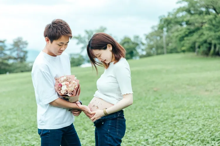 カジュアルなマタニティフォトにはデニムがおすすめ！組み合わせ例も紹介1