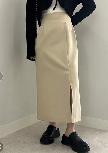 マタニティフォトはスカートで女性らしく撮る！おすすめデザインや組み合わせ3