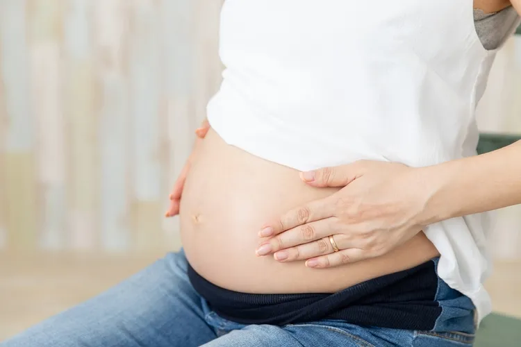 カジュアルなマタニティフォトにはデニムがおすすめ！組み合わせ例も紹介8