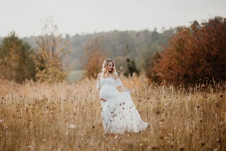 マタニティフォトはドレスで撮影がおすすめ！おすすめドレス紹介2