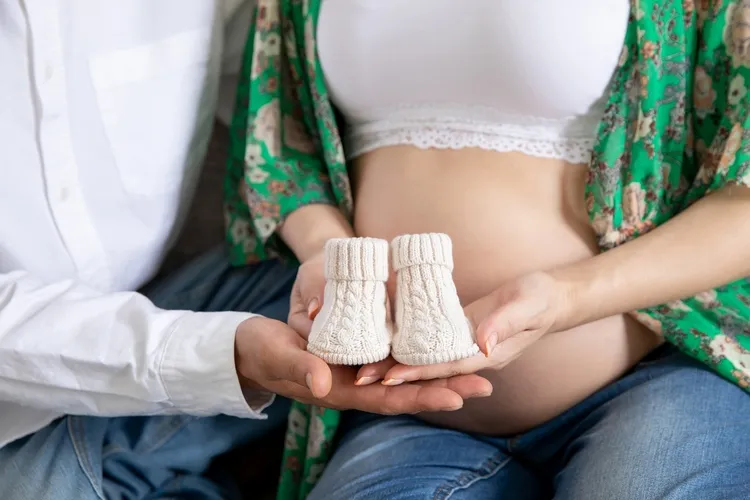 カジュアルなマタニティフォトにはデニムがおすすめ！組み合わせ例も紹介5