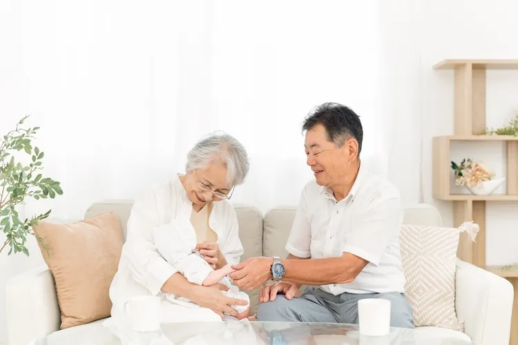 お宮参りに祖父母は参加する？祖父母を呼ばない場合や参加する際の注意点も解説1